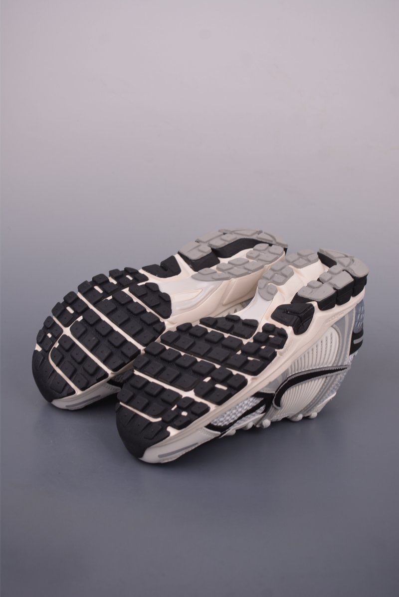 Nike Zoom Vomero 5 'Black' view