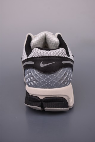 Nike Zoom Vomero 5 'Black' view 4