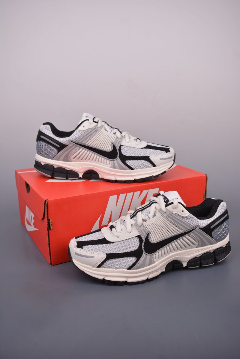 Nike Zoom Vomero 5 'Black' view