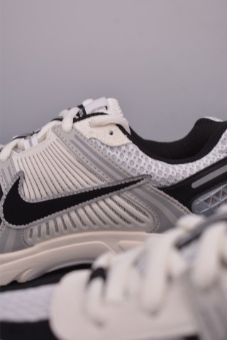 Nike Zoom Vomero 5 'Black' view 8