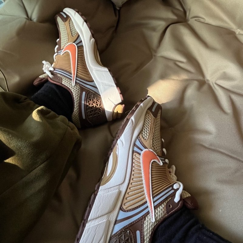 Nike Zoom Vomero 5 view