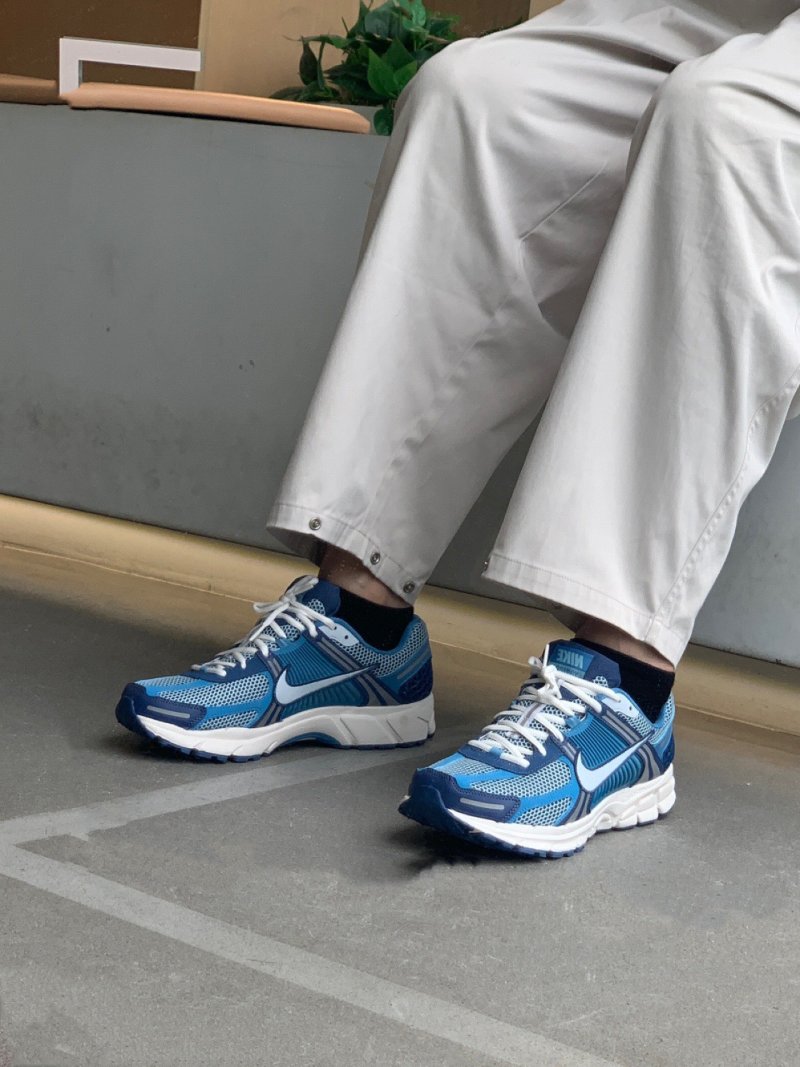 Nike Zoom Vomero 5 view