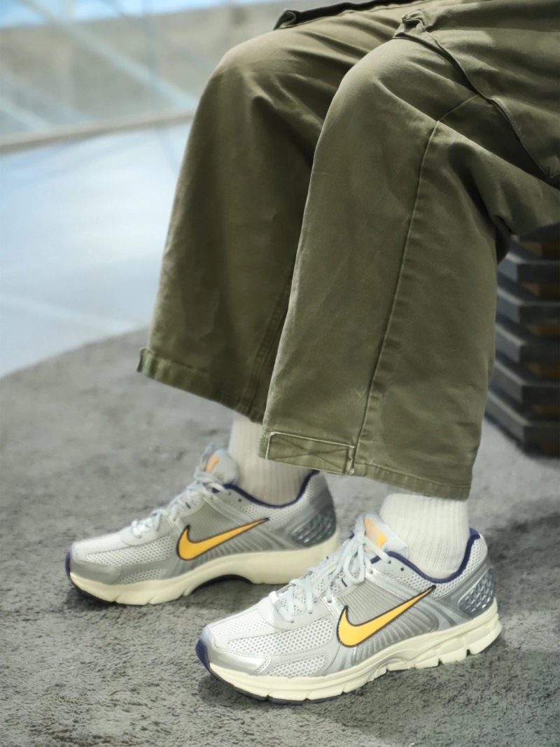 Nike Zoom Vomero 5 view