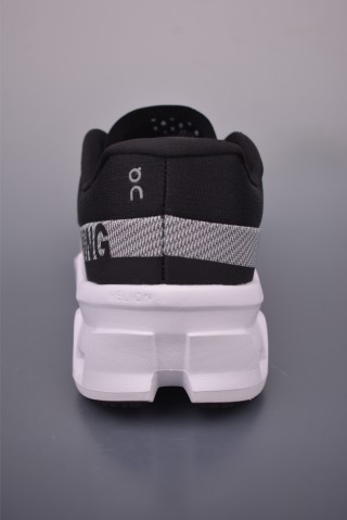 On Cloudsurfer Max 2 view 4