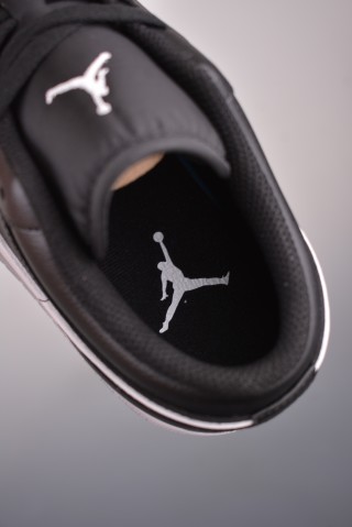Air Jordan 1 Low 'Black / White' view 9