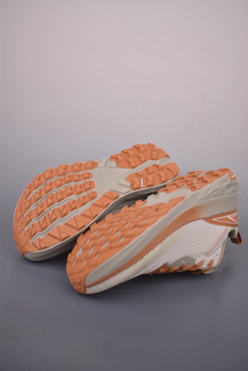 Altra M Experience Wild 2 view