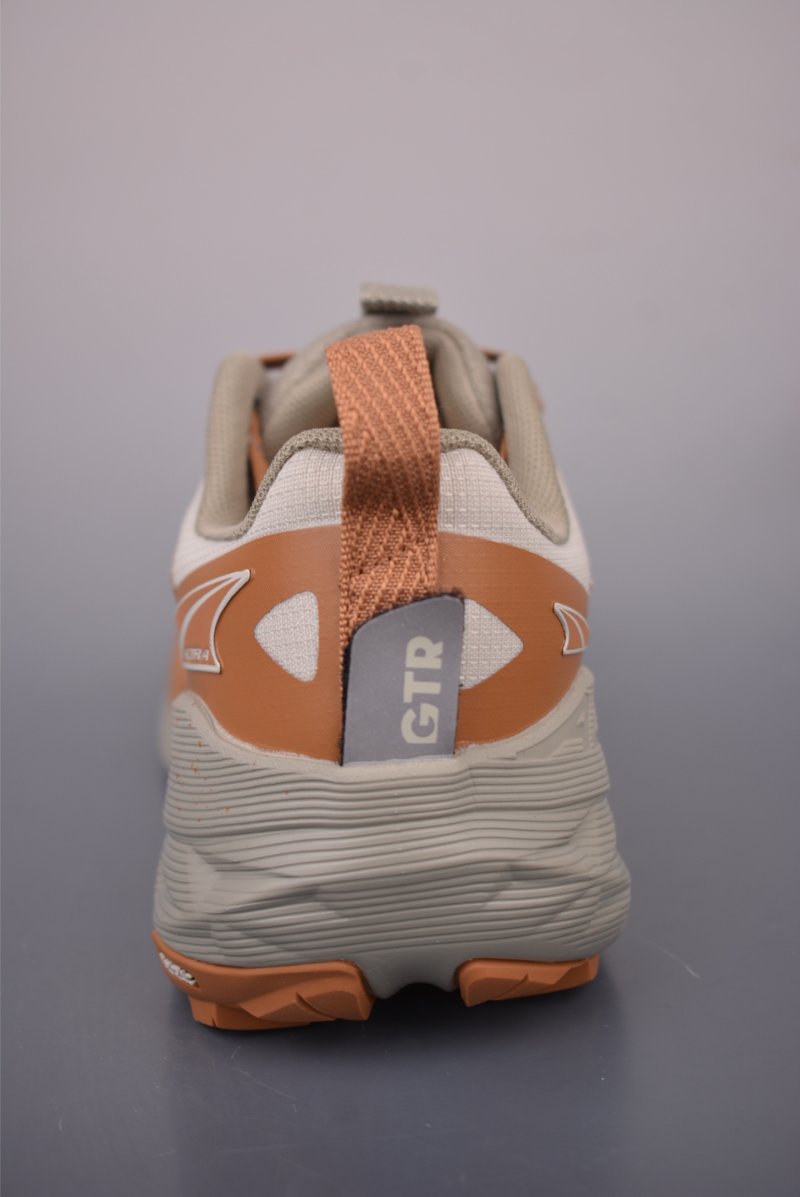 Altra M Experience Wild 2 view