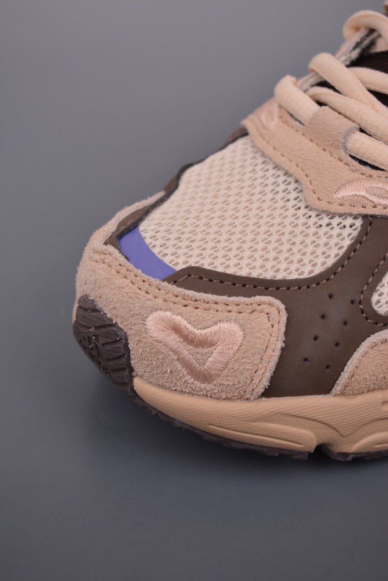 Adidas Bad Bunny Response CL view