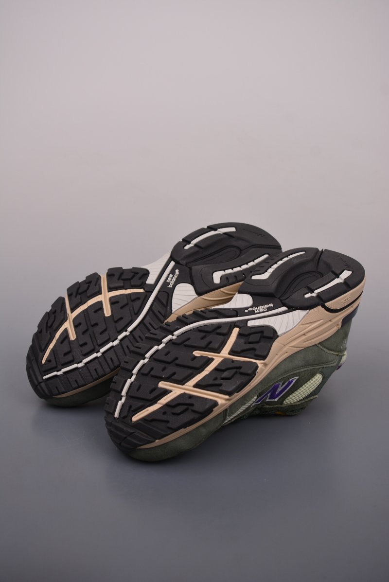 New Balance MR993 view