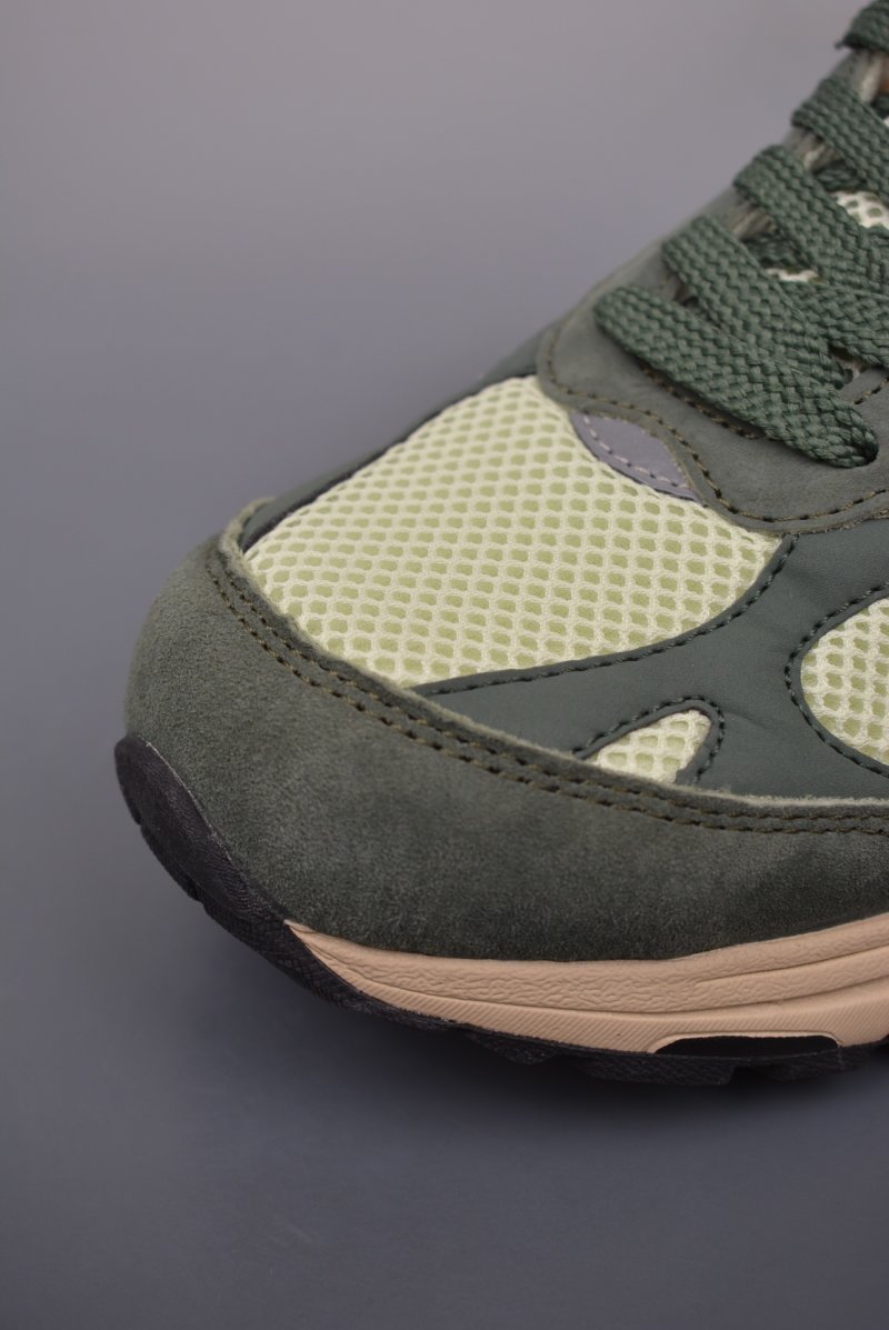 New Balance MR993 view