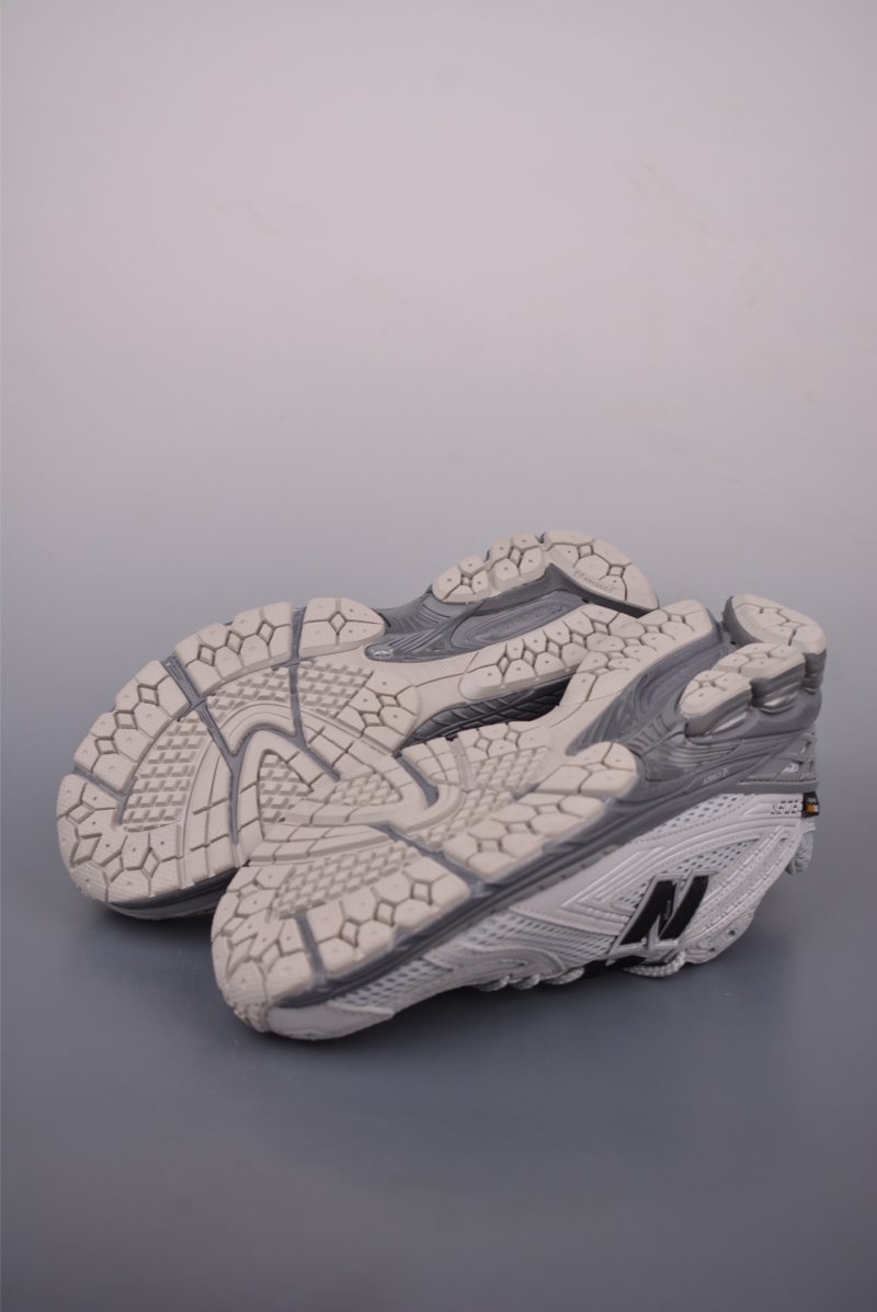 New Balance M1906 view