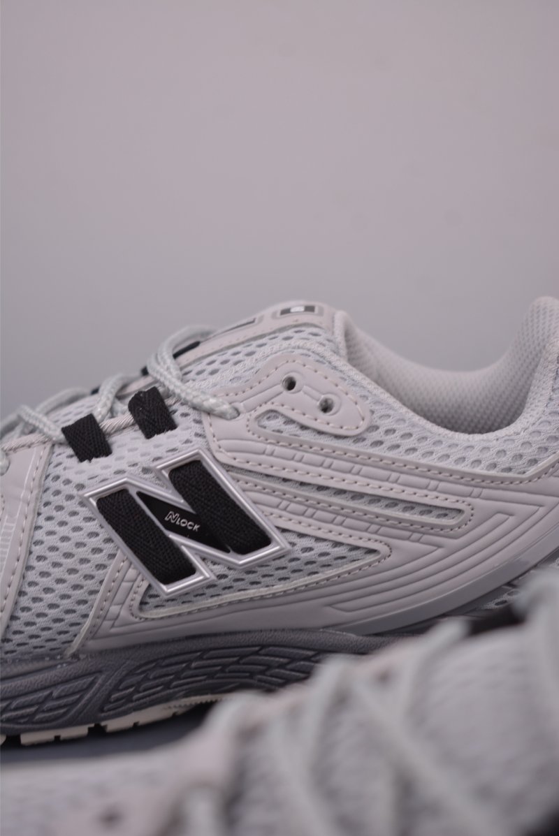 New Balance M1906 view