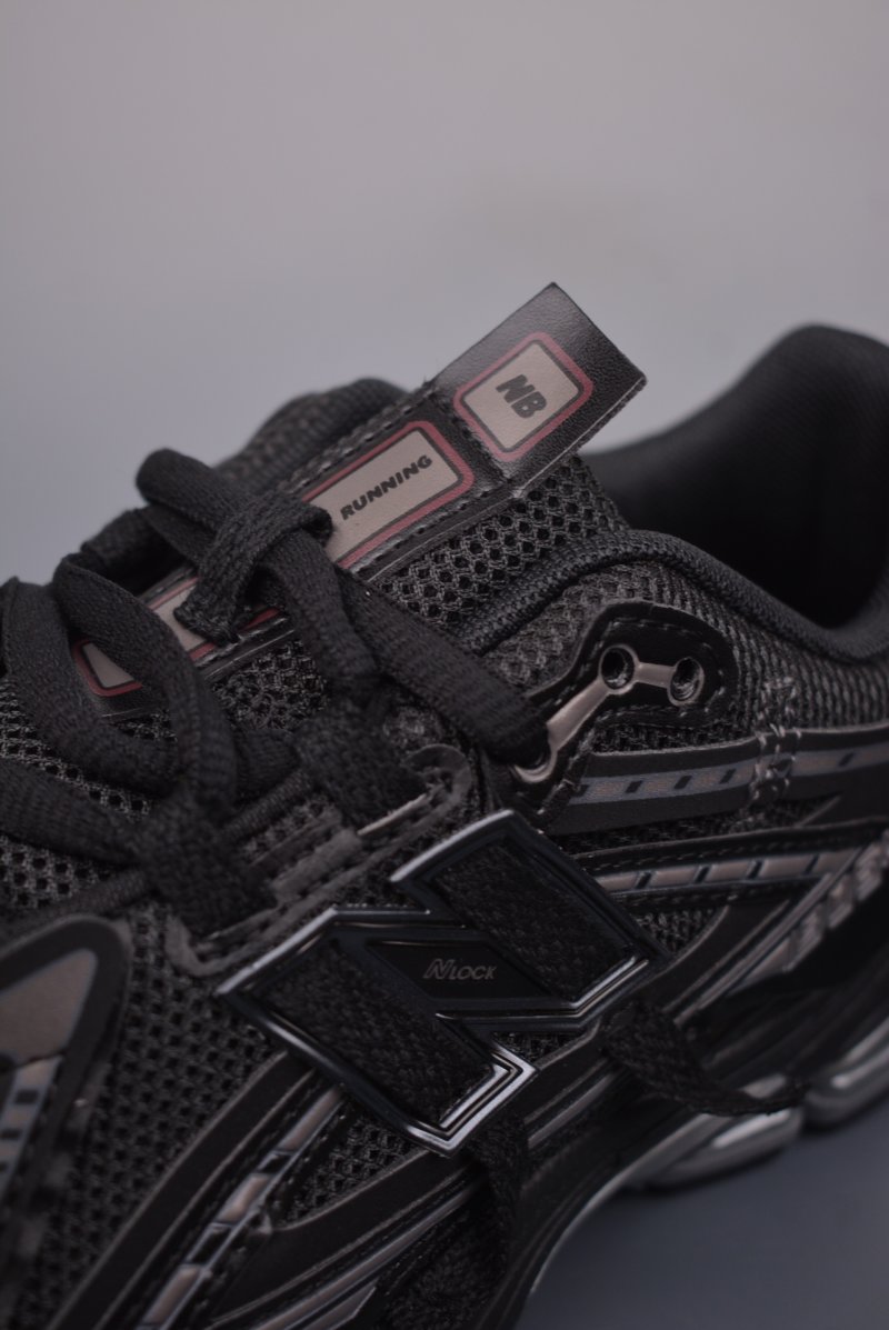 New Balance M1906 view