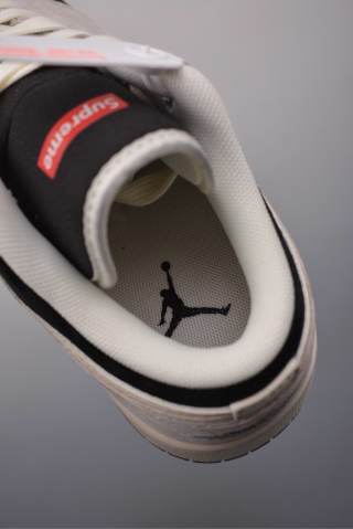 Nike Air Jordan 1 'Supreme' view 9