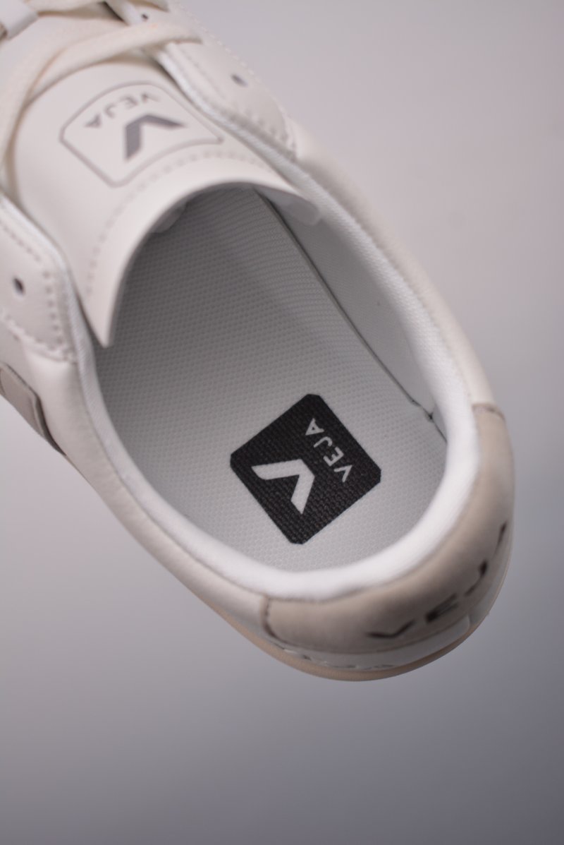Veja Campo Chrome Free Low 'White / Red / Silver' view