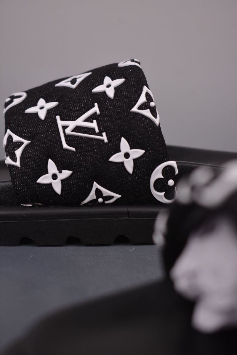 Louis Vuitton Lv 3D Monogram 'Red' view