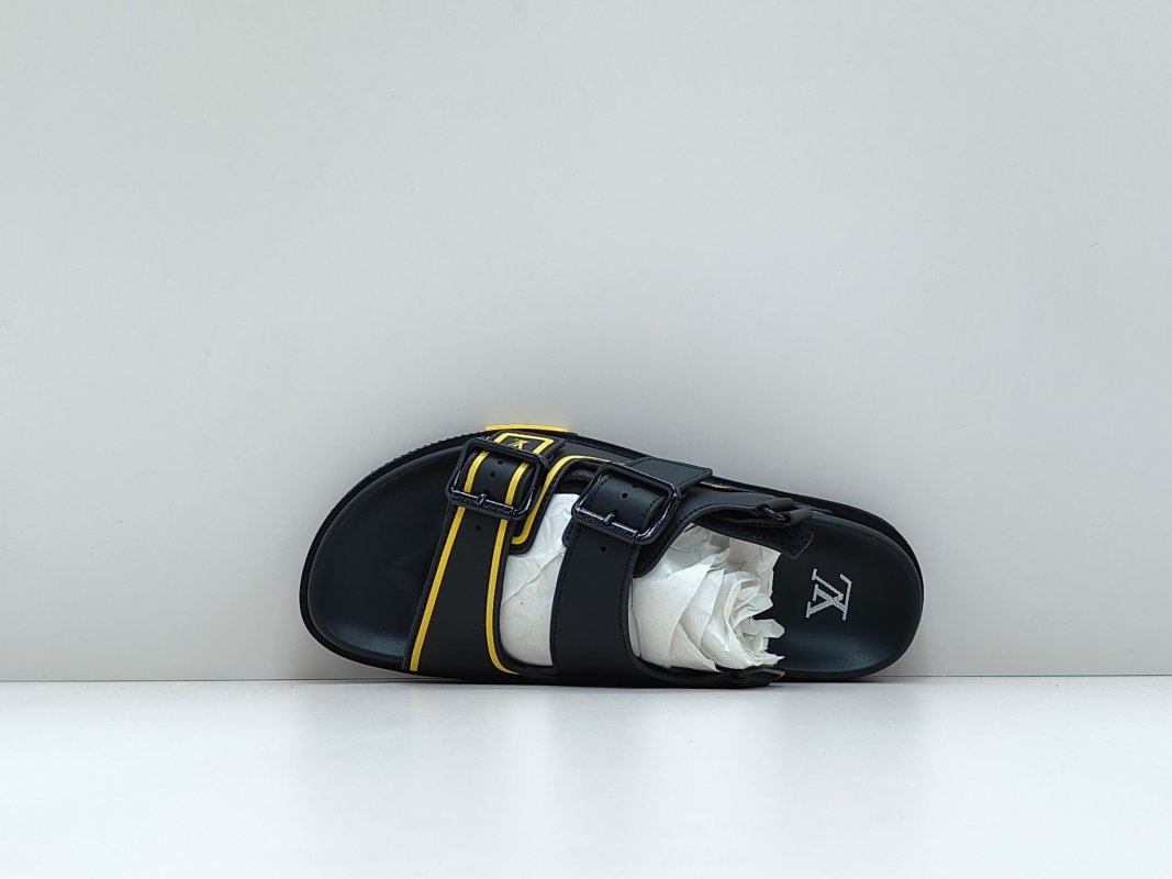 Louis Vuitton Trainer 'Black / Gold' view