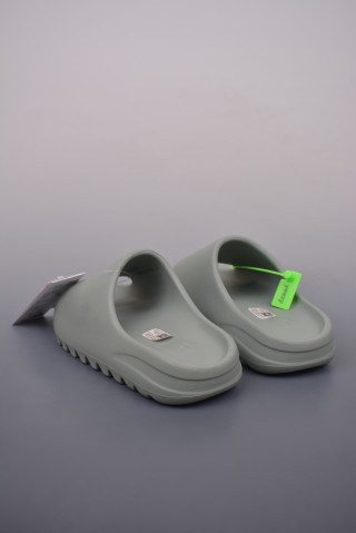 Yeezy Slide view 3