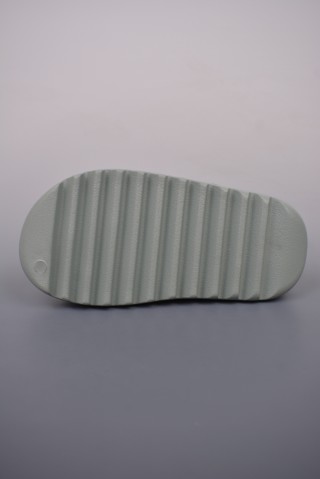 Yeezy Slide view 4