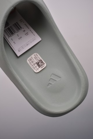 Yeezy Slide view 9