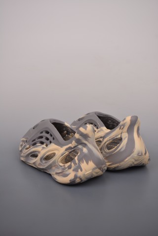 Yeezy Slide view 2