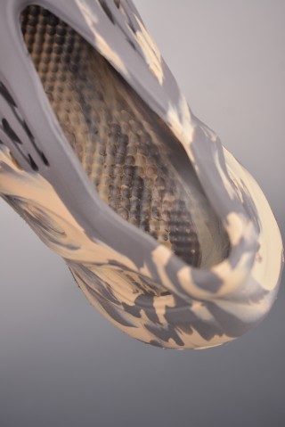 Yeezy Slide view 9