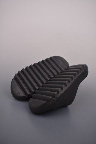 Yeezy Slide view 3