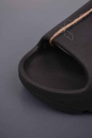 Yeezy Slide view 6