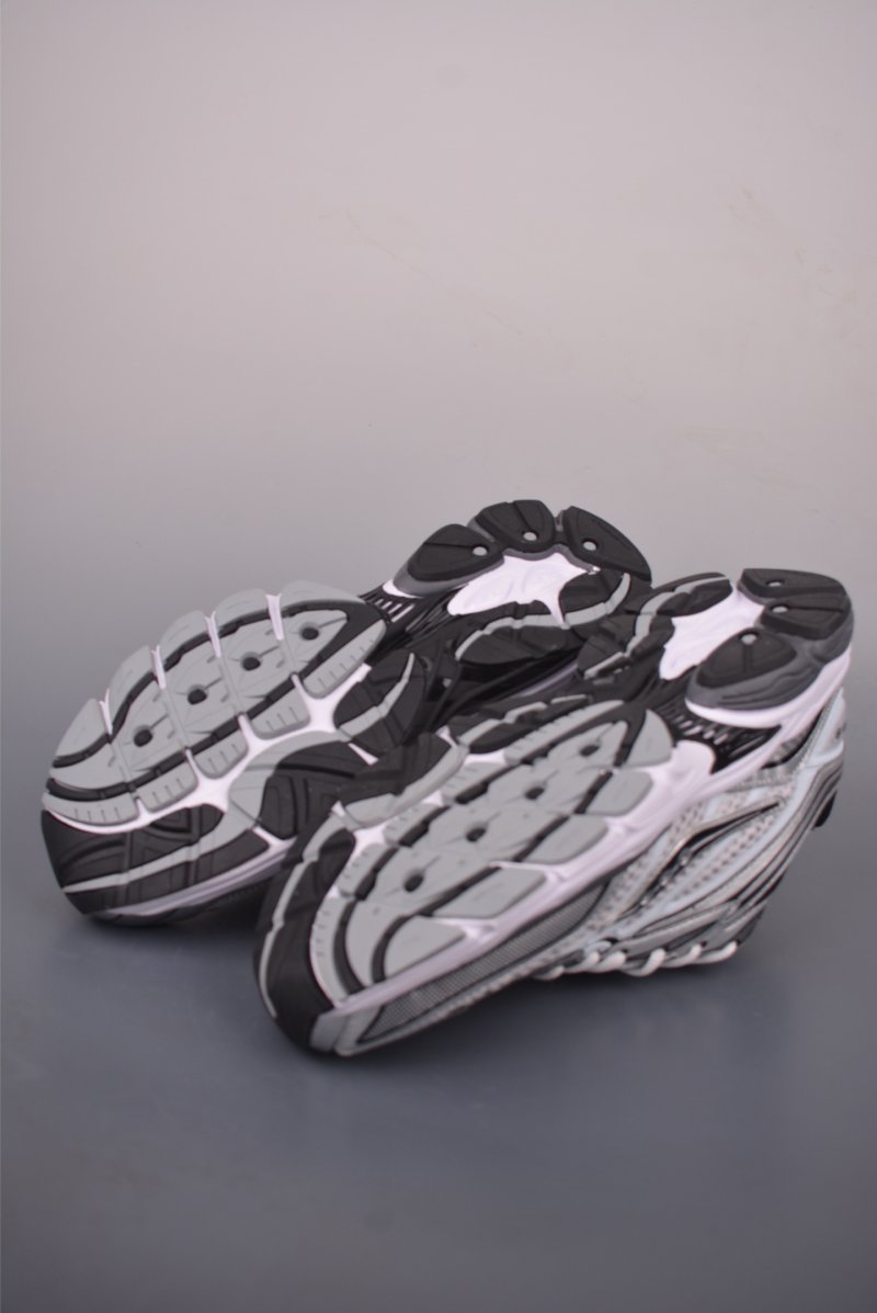 Saucony Pro Grid Omni 9 view