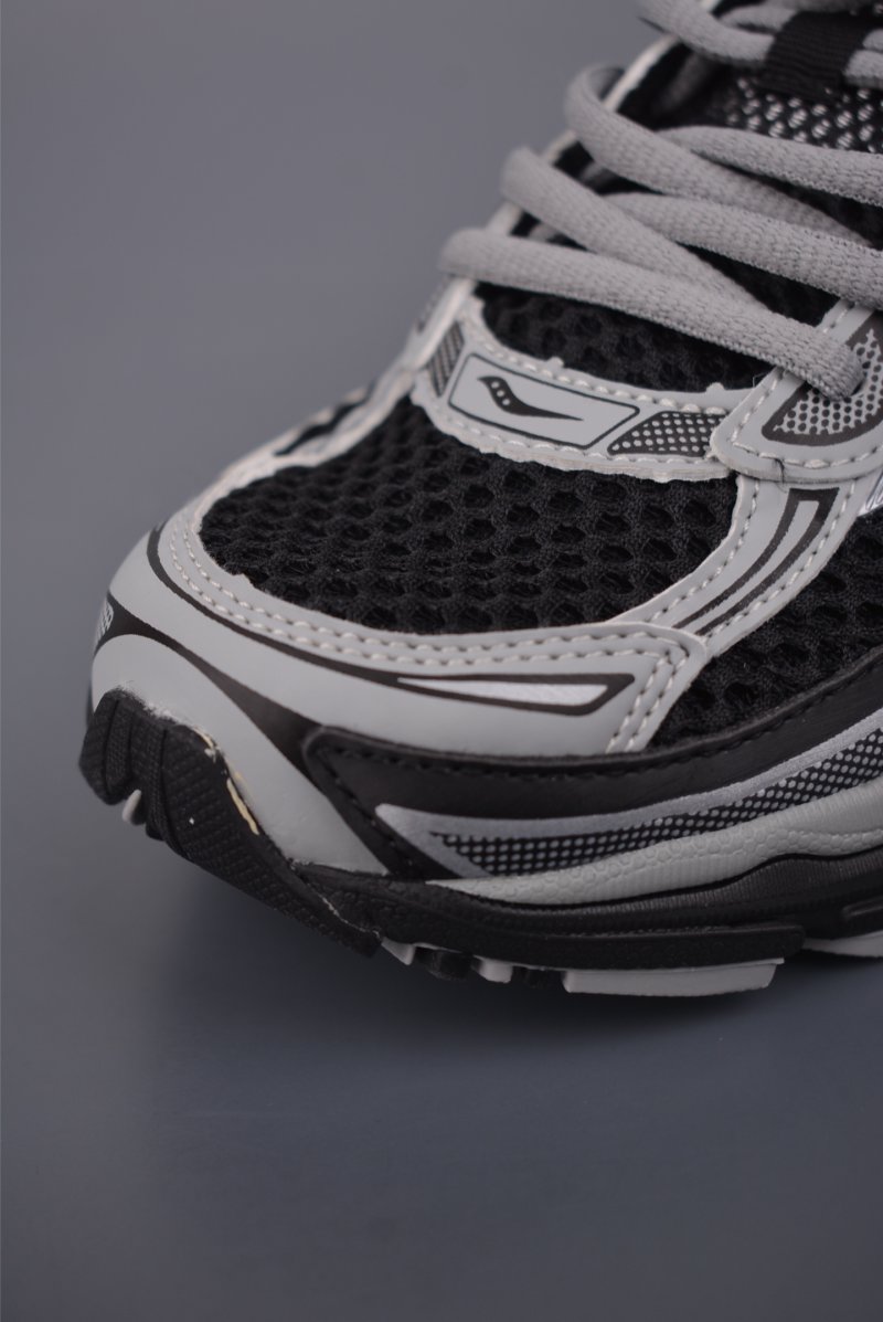 Saucony Pro Grid Omni 9 view