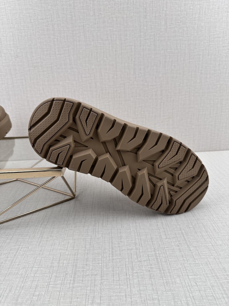 UGG Q11 view