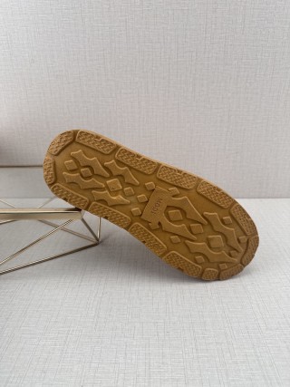 UGG Q11 view 6