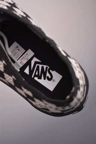 Vans Authentic 44 EK Knit 'Black / White / Red / Green' view 9