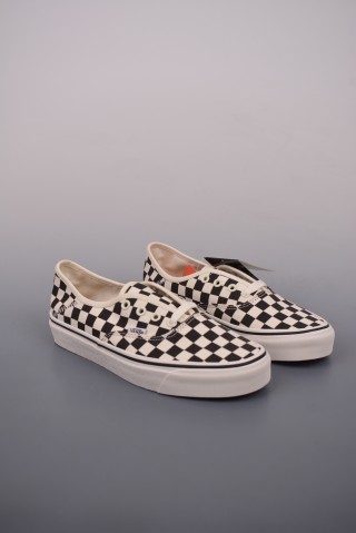 Vans Authentic VR3 'Black / White' view 1