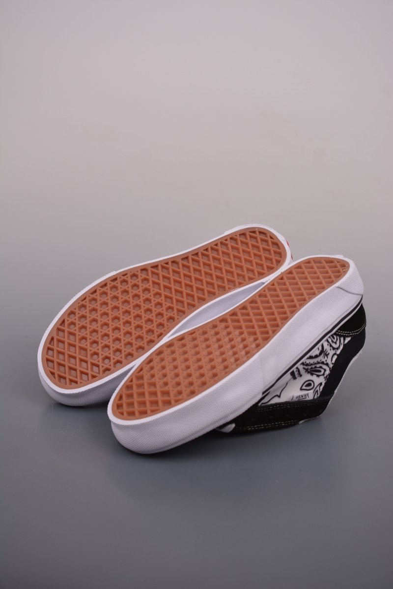 Vans Chukka Push 'Black / White' view