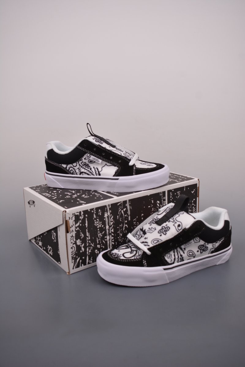Vans Chukka Push 'Black / White' view