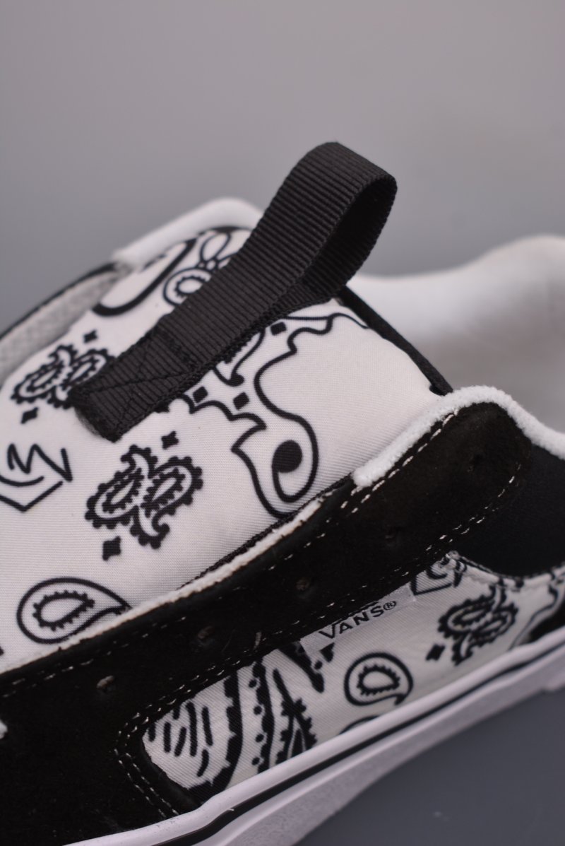 Vans Chukka Push 'Black / White' view