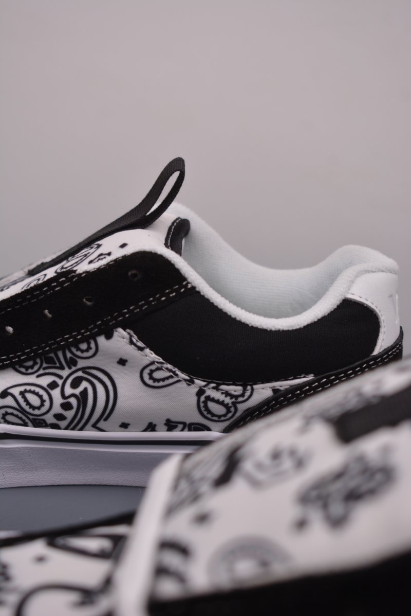 Vans Chukka Push 'Black / White' view