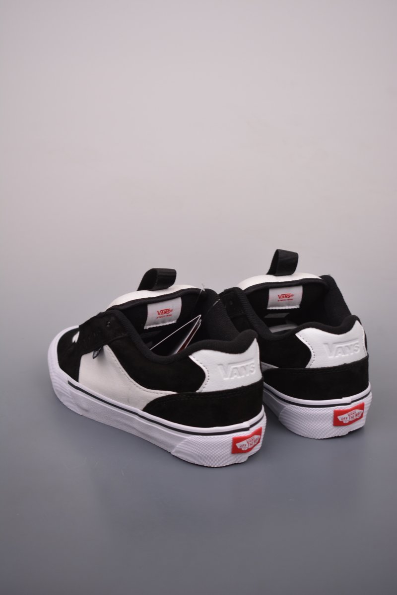 Vans Chukka Push 'Black / White' view