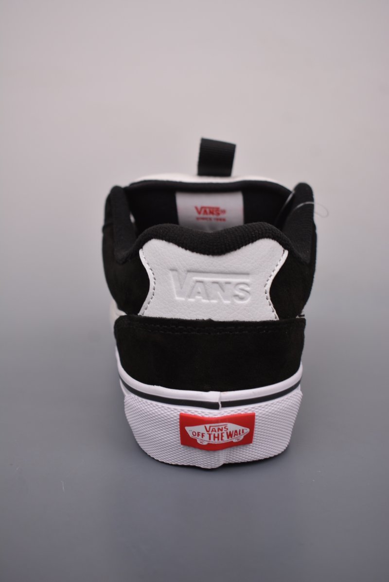 Vans Chukka Push 'Black / White' view