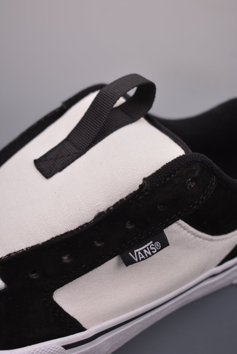 Vans Chukka Push 'Black / White' view