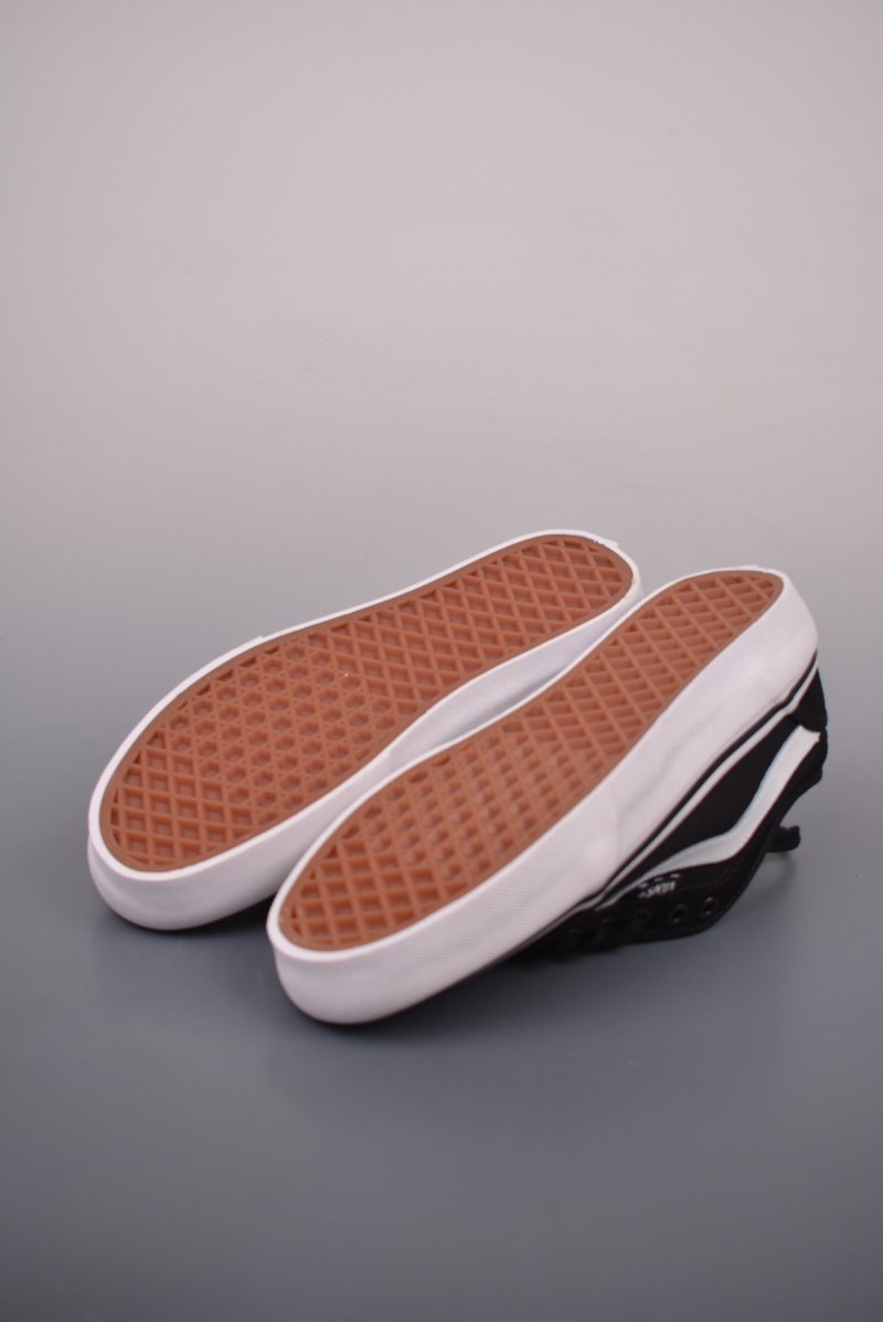 Vans Chukka 'Black / White' view