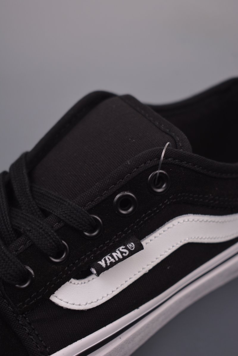Vans Chukka 'Black / White' view