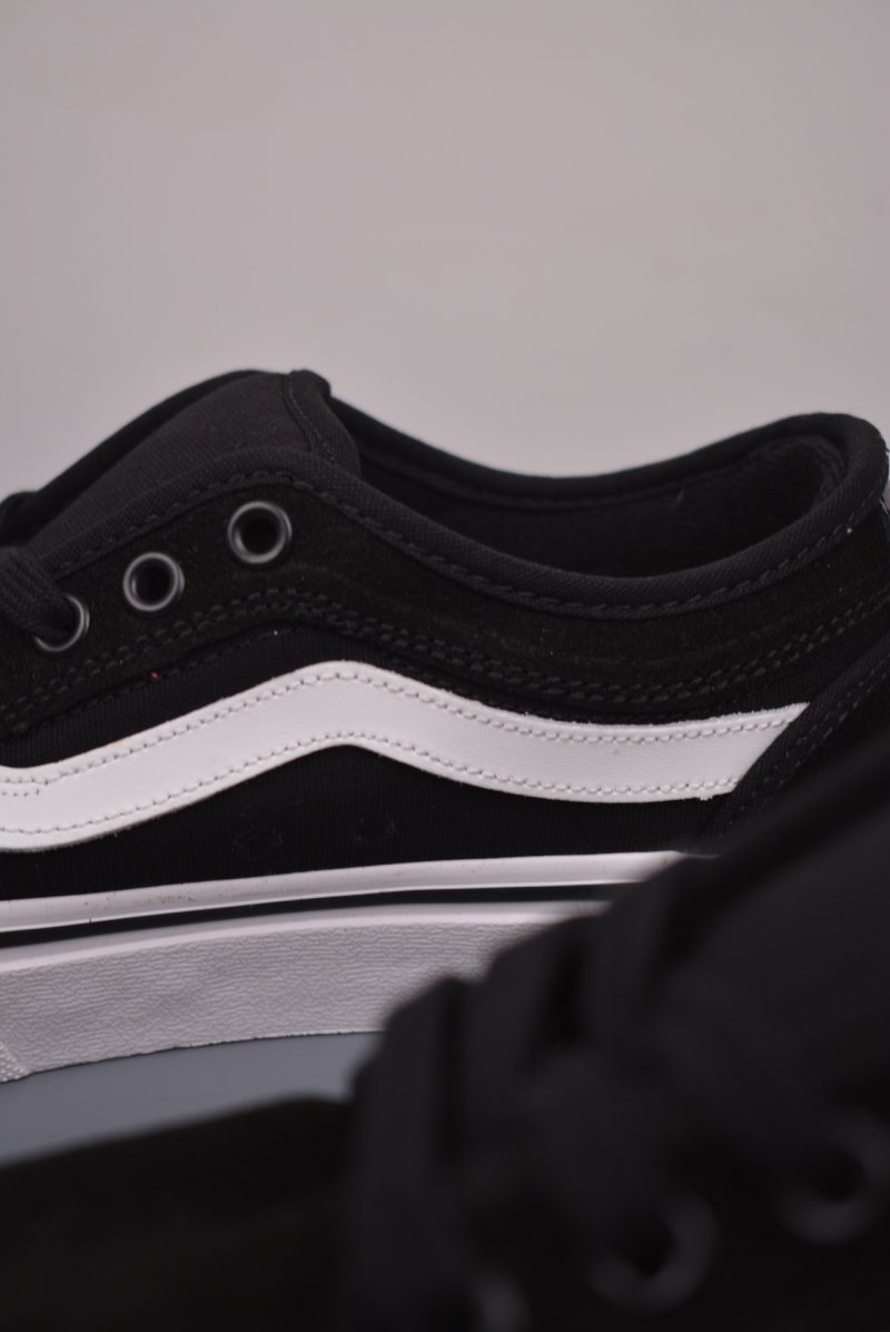 Vans Chukka 'Black / White' view