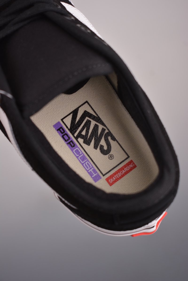 Vans Chukka 'Black / White' view