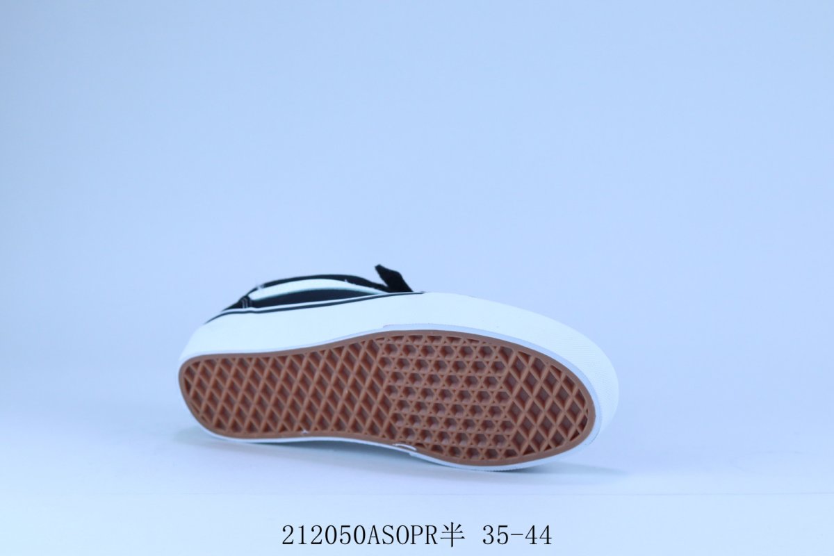 Vans Classics Knu Skool 'Black / White' view