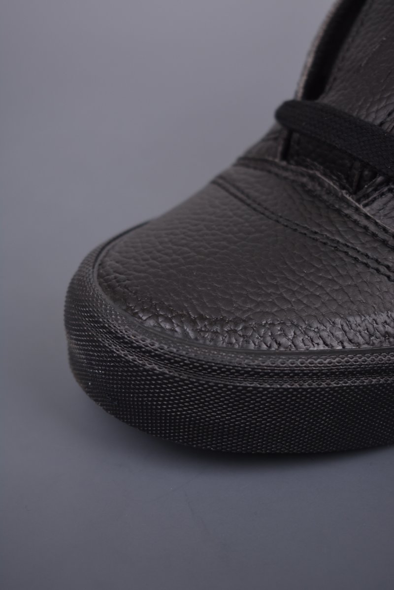 Vans Classics Knu Skool 'Black' view