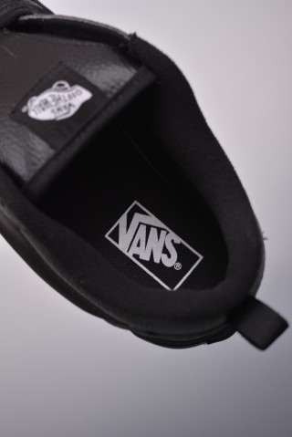 Vans Classics Knu Skool 'Black' view 18