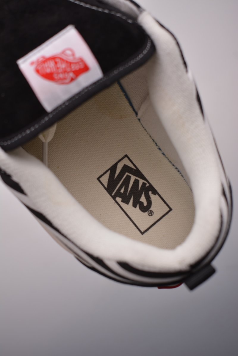 Vans Classics Knu Skool 'Black / White' view