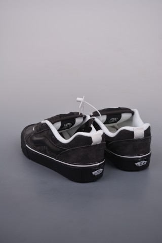 Vans Classics Knu Skool 'Black' view 2